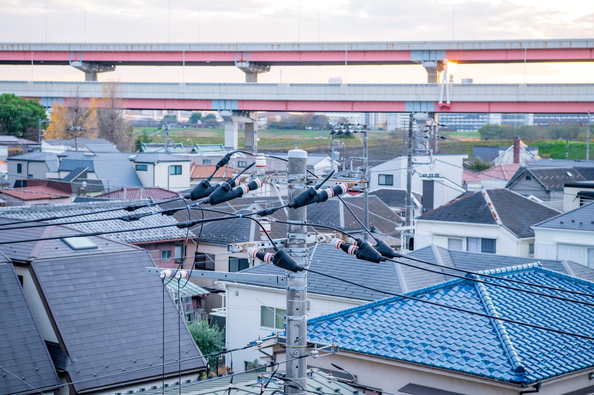 山形の街並みと配電線