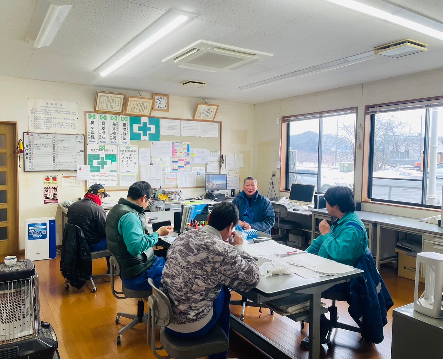 事務所の朝、打ち合わせの時間